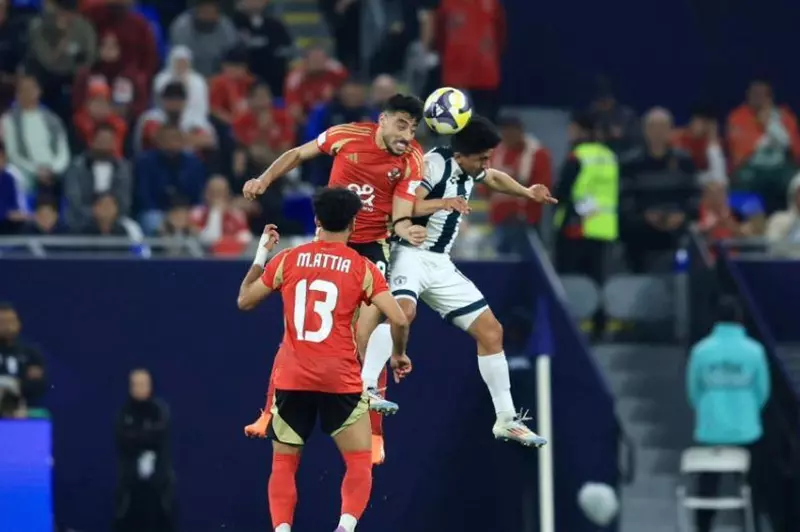 أكرم توفيق لاعب الأهلي خلال مواجهة باتشوكا